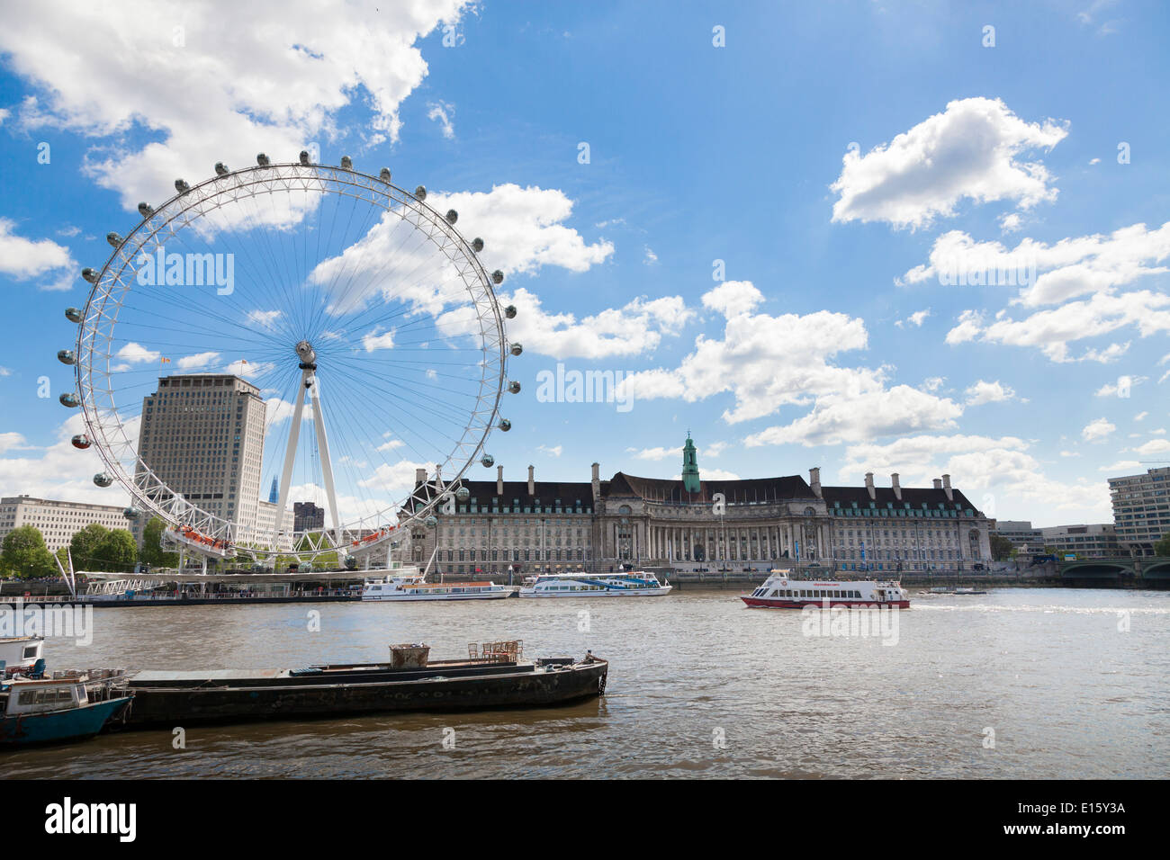 London Eye und County Hall über Fluß Themse. Stockfoto