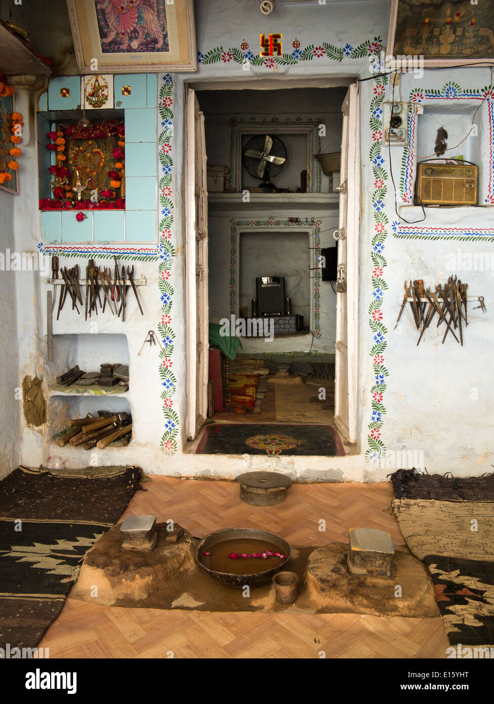 Indien, Rajasthan, Udaipur, Bara Basar, Eingang des Schmuck-Workshop nach Hause Stockfoto