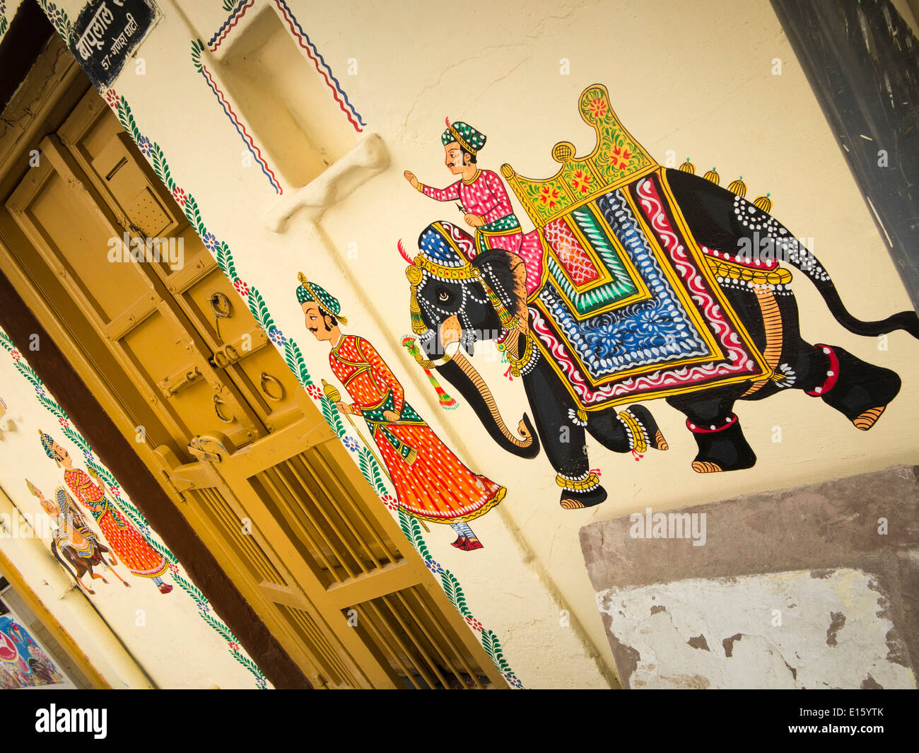 Indien, Rajasthan, Udaipur, Tür des Hauses mit traditionellen Elefanten Wandmalerei verziert Stockfoto