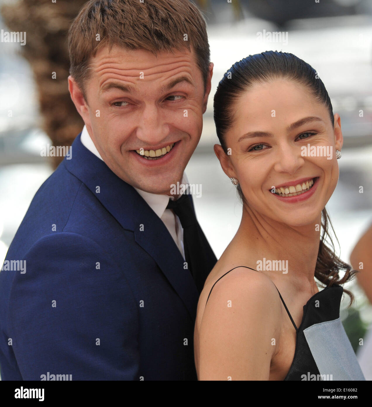 Cannes, Frankreich. 23. Mai 2014. Russischer Schauspieler Vladimir Vdovichenkov (L) und Schauspielerin Elena Lyadova posieren für Fotos bei einem Fototermin für den Film "Leviathan" bei den 67. Filmfestspielen in Cannes, Frankreich, 23. Mai 2014. Bildnachweis: Chen Xiaowei/Xinhua/Alamy Live-Nachrichten Stockfoto