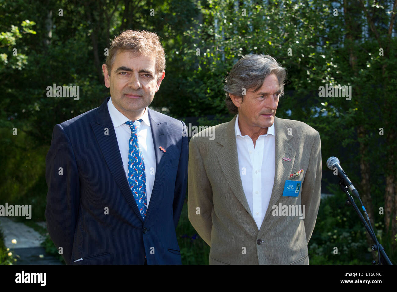 Rowan Atkinson und Nigel Havers besuchen die RHS Chelsea Flower Show Krieg Gedichte zu lesen Stockfoto
