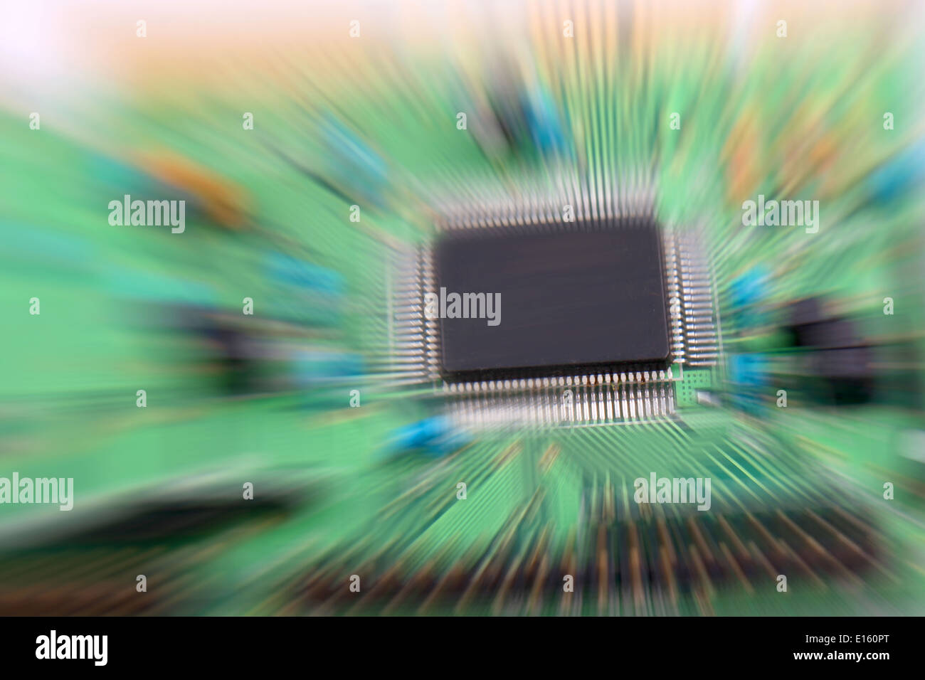 Leiterplatte von einem Computer in grün mit Fokus auf der Mikro-Chip. Stockfoto