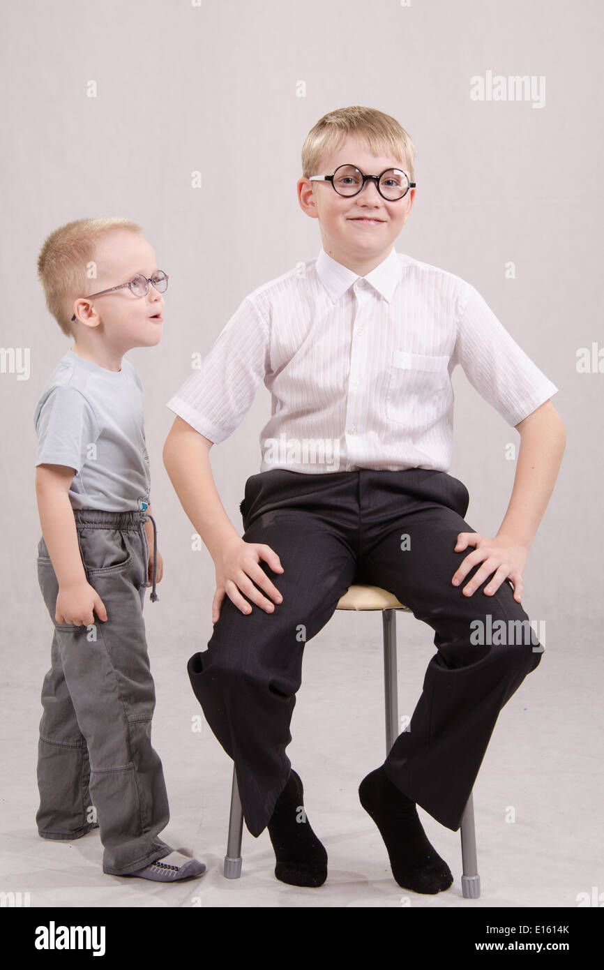 Zwölf Jahre alter Junge mit Brille sitzt auf einem Stuhl neben ein Year-Old boy Stockfoto