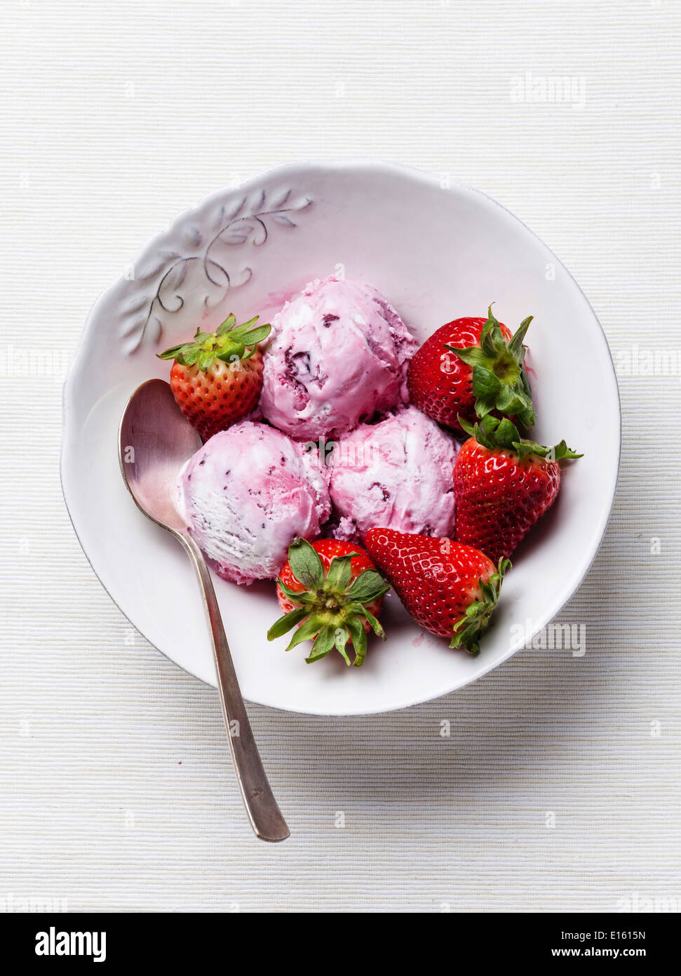 Erdbeereis mit frischen Erdbeeren Stockfoto