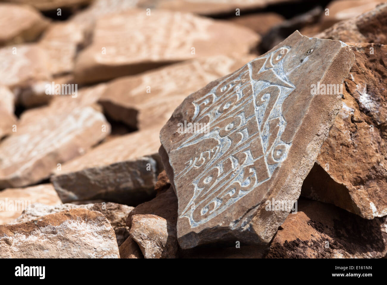 Mani-Steinen mit "Om Mani Padme Hum" Mantra eingeschrieben – Region der Tso Kar, Rupshu, Changtang, Ladakh, Jammu und Kaschmir, Indien Stockfoto