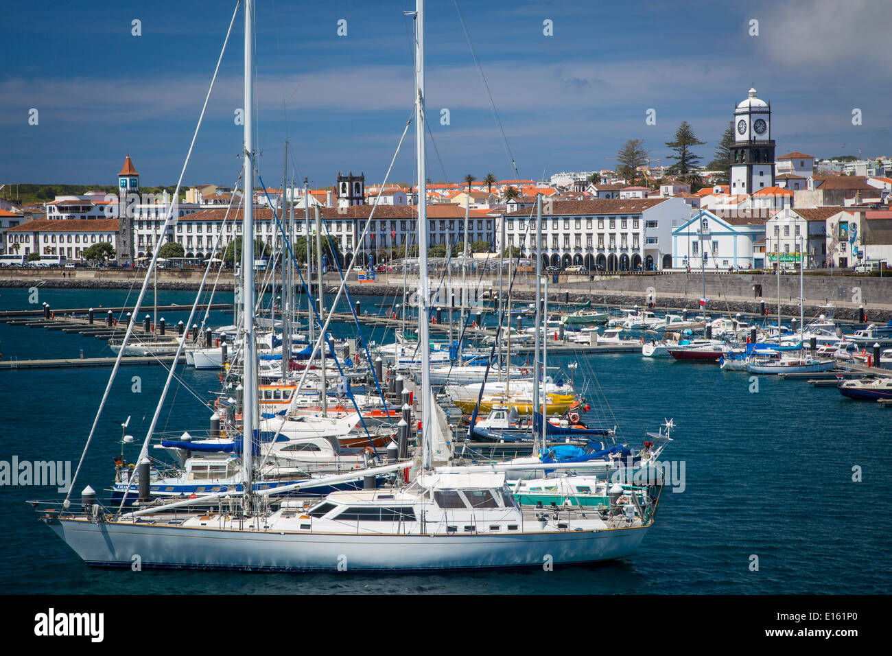 Boote in den Hafen von Ponta Delgada auf der Insel Sao Miguel, Azoren, Portugal aufgereiht Stockfoto