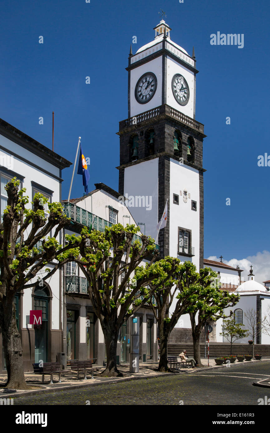 Bell Tower of St. Sebastian Church überragt die Gebäude von Ponta Delgada, Insel Sao Miguel, Azoren, Portugal Stockfoto