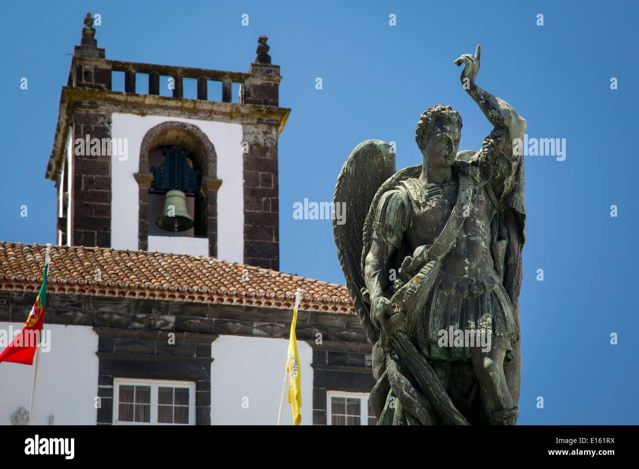St. Michael-Statue unter der Camara Municipal Building - Rathaus, Ponta Delgada, Insel Sao Miguel, Azoren, Portugal Stockfoto