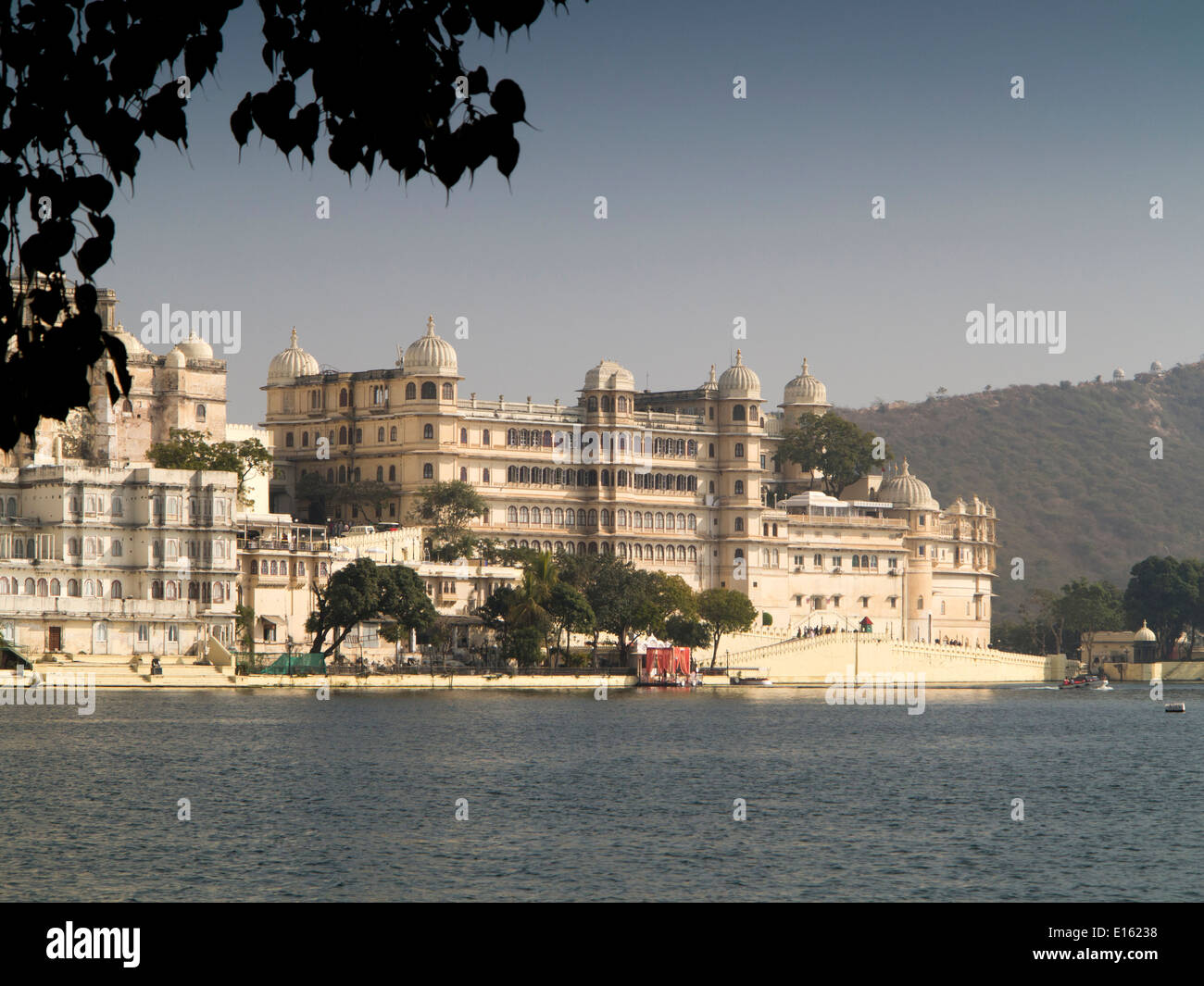 Indien, Rajasthan, Udaipur, Stadtschloss am Pichola-See Ufer Stockfoto