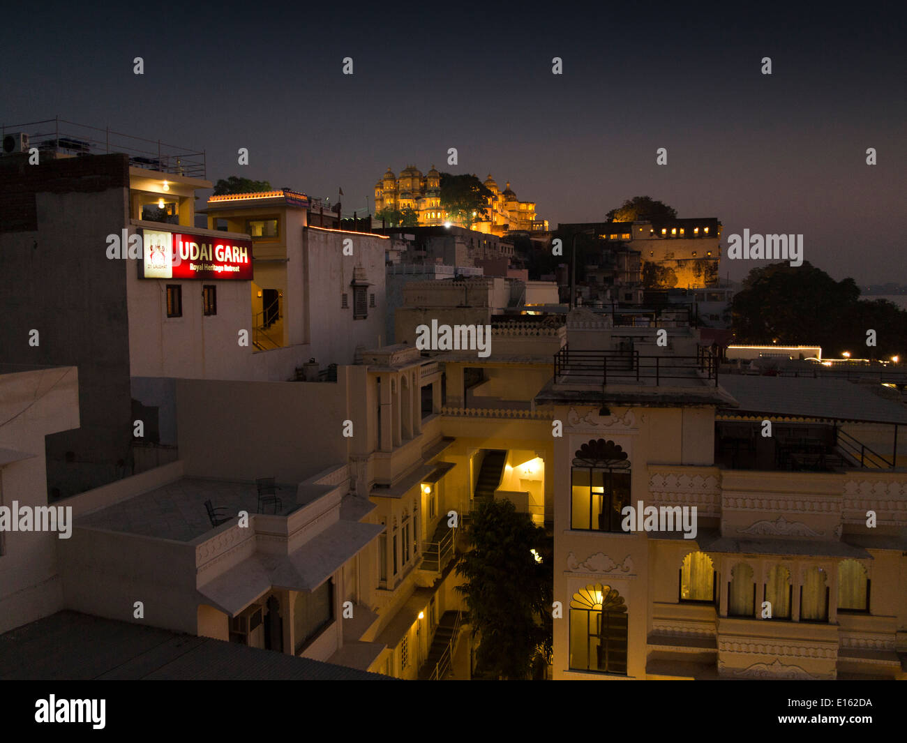 Indien, Rajasthan, Udaipur, Stadtschloss, die nachts beleuchtet Stockfoto