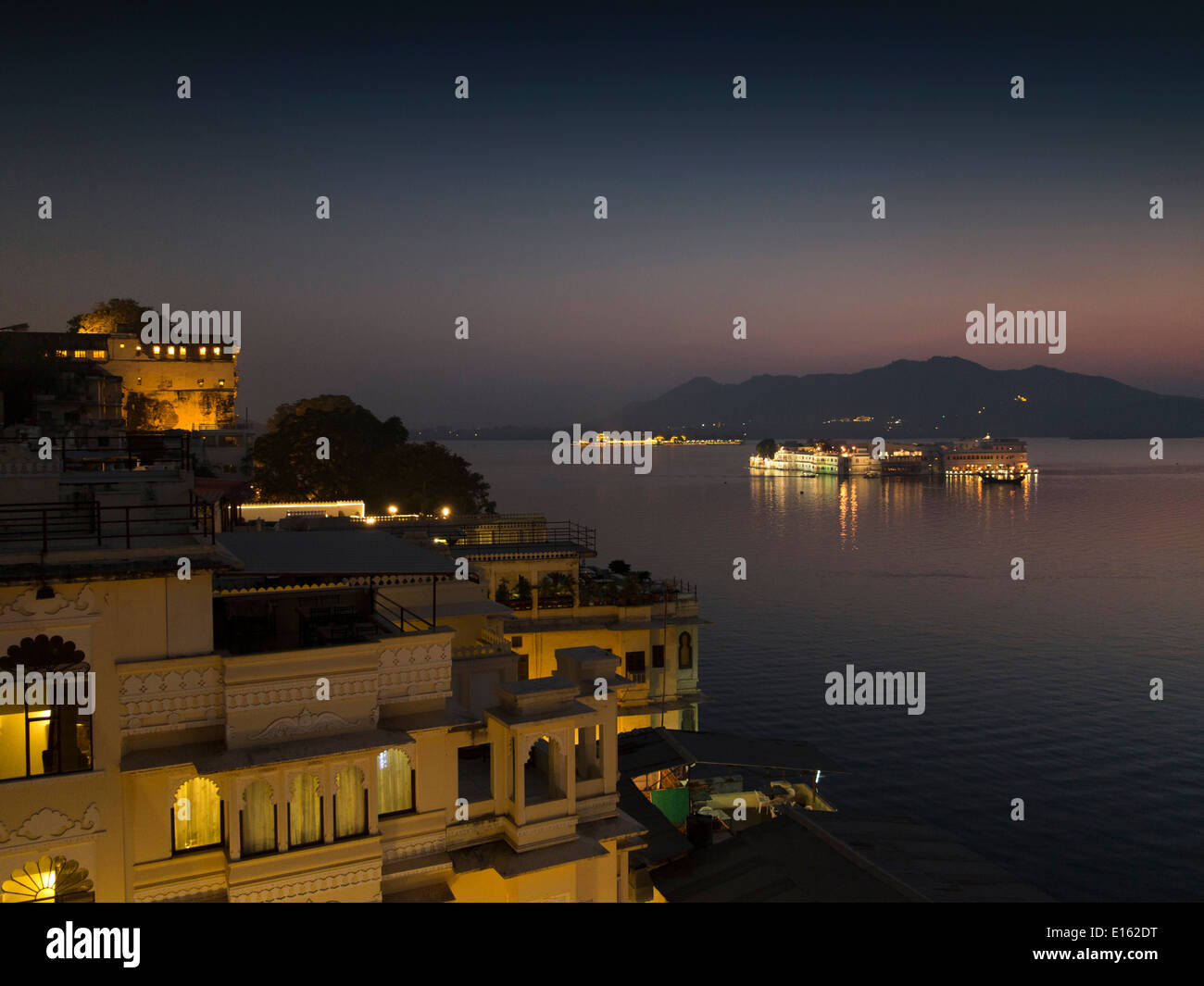 Indien, Rajasthan, Udaipur, Lake Pichola und Lake Palace Hotel nachts beleuchtet Stockfoto