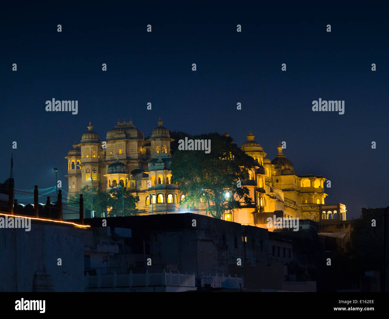 Indien, Rajasthan, Udaipur, Stadtschloss, die nachts beleuchtet Stockfoto