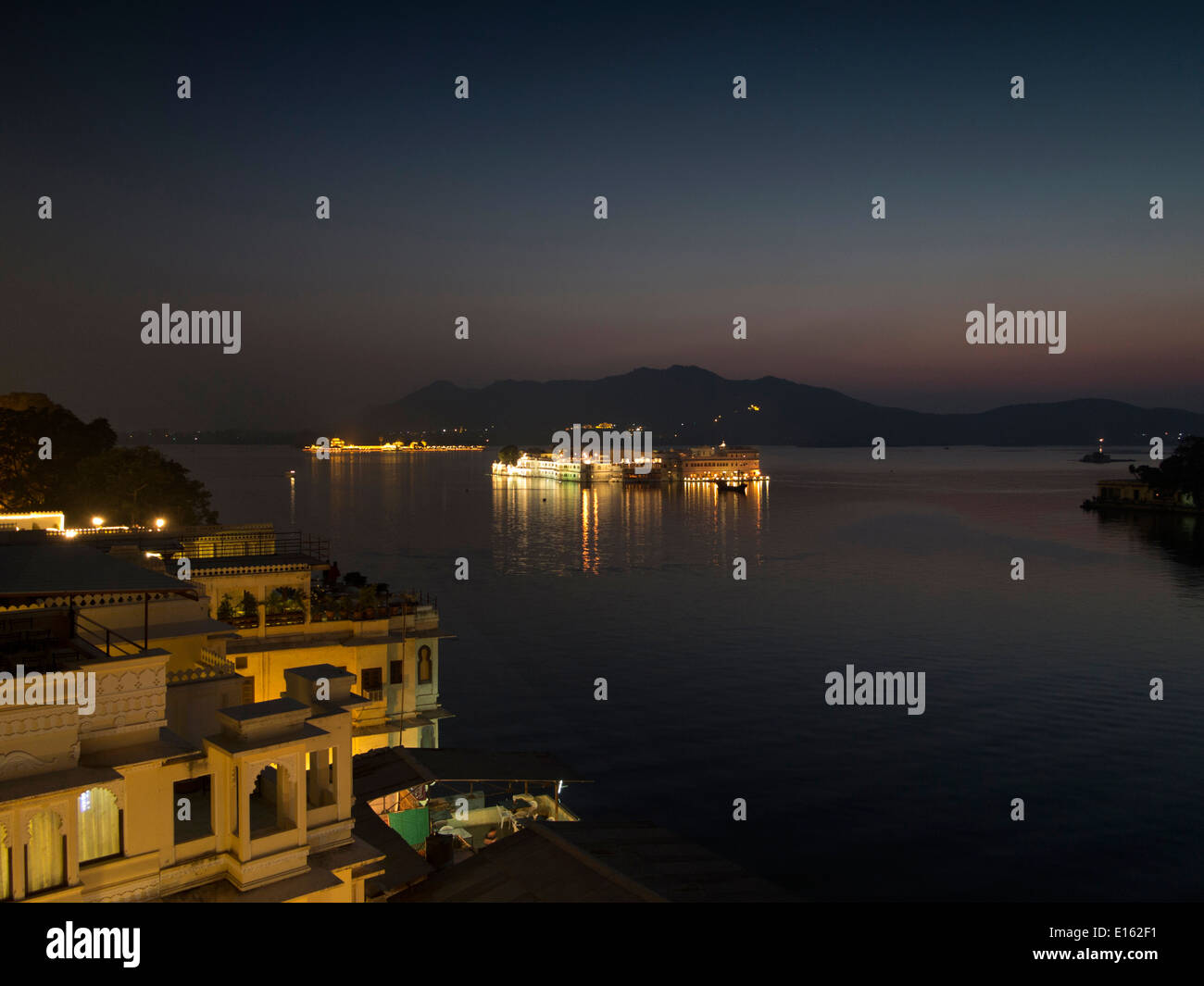 Indien, Rajasthan, Udaipur, Lake Pichola und Lake Palace Hotel nachts beleuchtet Stockfoto