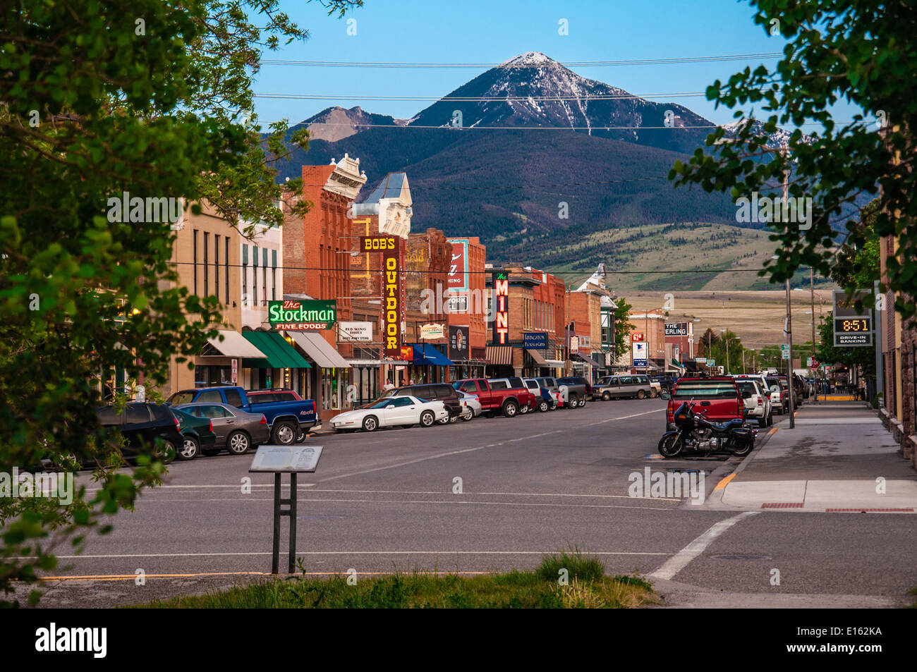 Stadt von Livingston, Montana - Altstadt, auch im Sommer Schnee gibt es auf dem Hügel hinter der Stadt Stockfoto