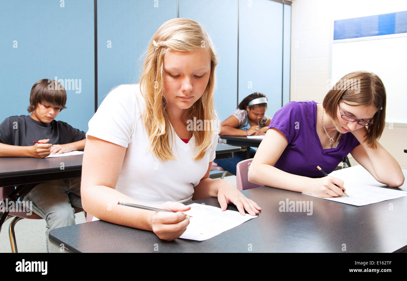 Hübsche blonde Mädchen, das einen Test mit ihrem High-School-Klasse. Stockfoto
