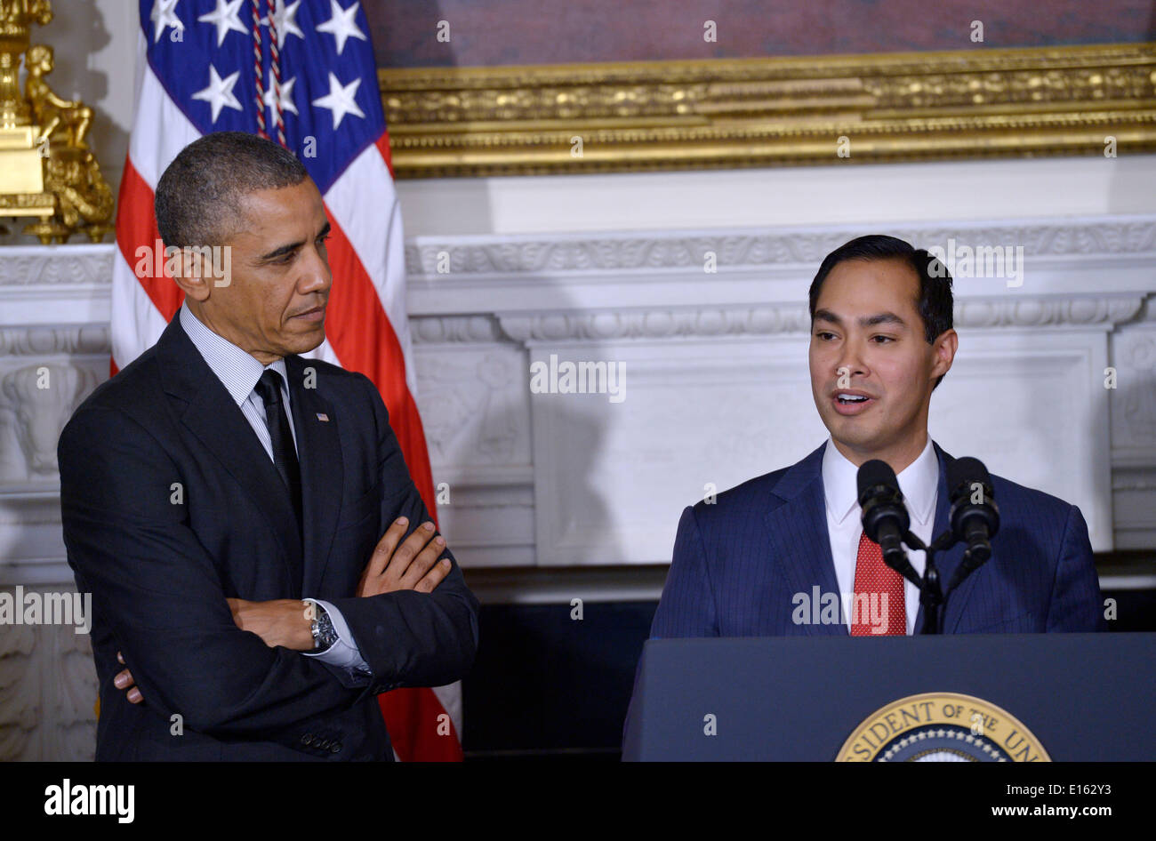 Washington, DC, USA. 23. Mai 2014. US-Präsident Barack Obama (L) hört, wie San Antonio Bürgermeister Julian Castro während der Nominierung von aktuellen Abteilung Housing And Urban Development (HUD) Sekretär Shaun Donovan als Leiter des Office of Management and Budget und San Antonio Bürgermeister Julian Castro spricht, HUD, im Weißen Haus in Washington, DC, 23. Mai 2014 führen. Bildnachweis: Yin Bogu/Xinhua/Alamy Live-Nachrichten Stockfoto