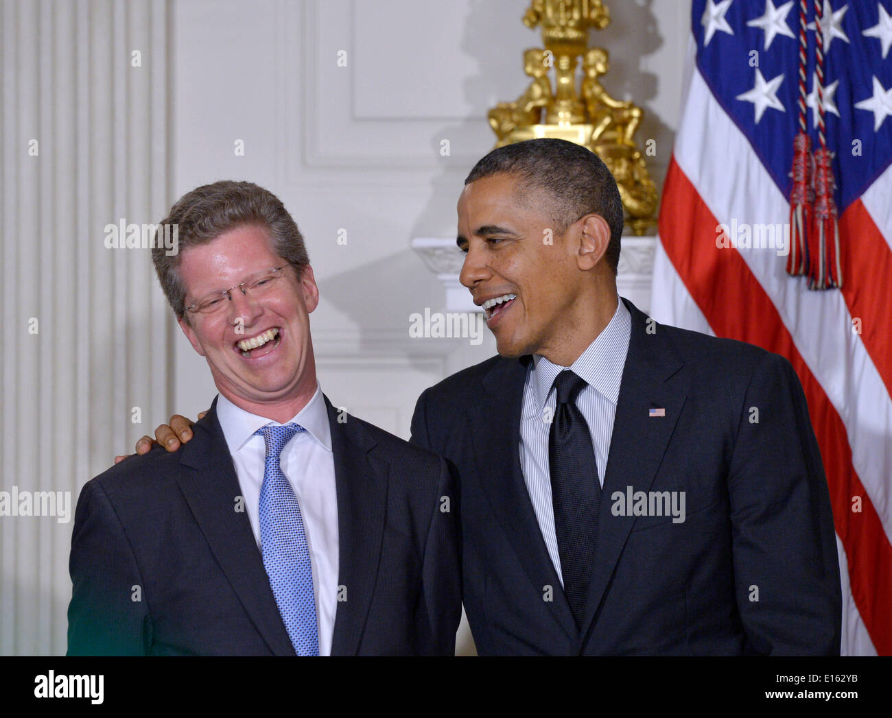 Washington, DC, USA. 23. Mai 2014. U.S. President Barack Obama (R) Lachen mit aktuellen Abteilung Housing And Urban Development (HUD) Sekretär Shaun Donovan während der Nominierung von Donovan als Leiter des Office of Management and Budget und San Antonio Bürgermeister Julian Castro, HUD, im Weißen Haus in Washington, DC, 23. Mai 2014 führen. Bildnachweis: Yin Bogu/Xinhua/Alamy Live-Nachrichten Stockfoto