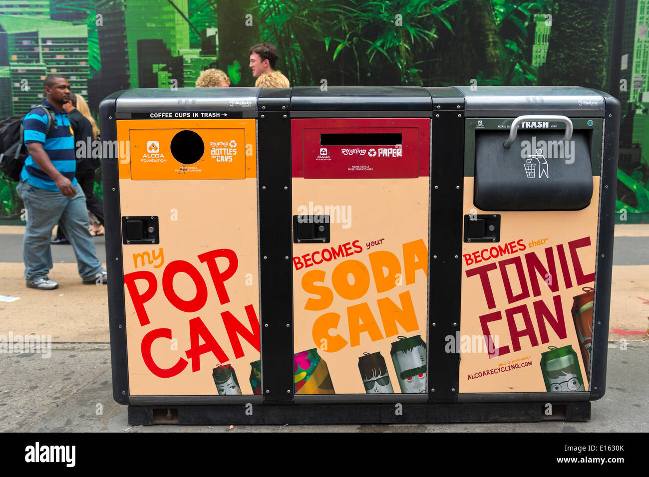 Manhattan, New York, USA - 21. Mai 2014 - In Times Square ist eine solar betriebene 3 Recyclingsystem für Kunststoffe, Flaschen und Dosen und Müll bin. Stockfoto