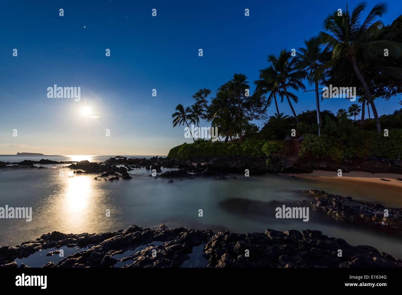 Der Mond leuchtet über Secret Beach auf Maui. Stockfoto