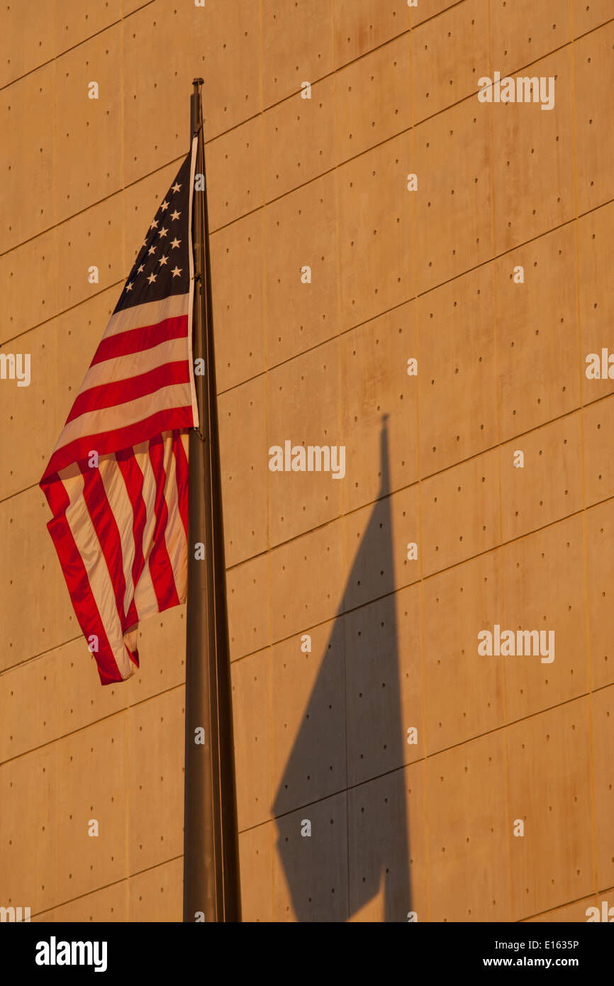 Flagge der Vereinigten Staaten gesehen in warmen Sonne gegen ein Gebäude Manhattan NYC Stockfoto