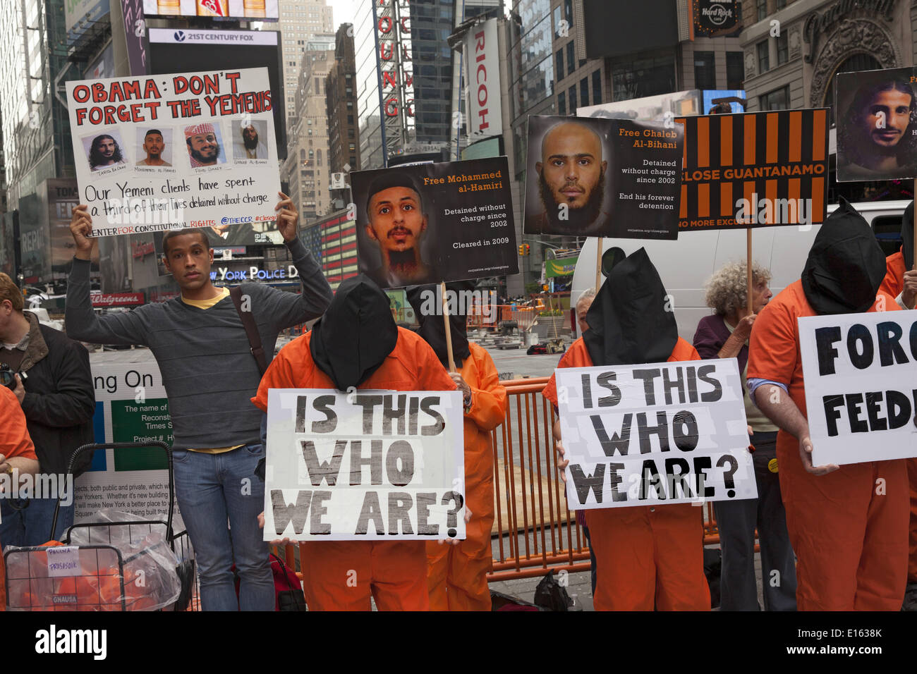 New York, NY, USA. 23. Mai 2014. New Yorker demonstrieren am ersten Jahrestag von Präsident Obama zweite Verpflichtung, Guantanamo, ein Bekenntnis zu schließen, das nur durch das mutige Hungerstreik verzweifelter Männer unter unsäglichen Bedingungen gefangen gehalten, seit mehr als einem Jahrzehnt - ohne Gebühren, Gerichtsverfahren oder Gerechtigkeit gewonnen wurde. Bildnachweis: David Grossman/Alamy Live-Nachrichten Stockfoto