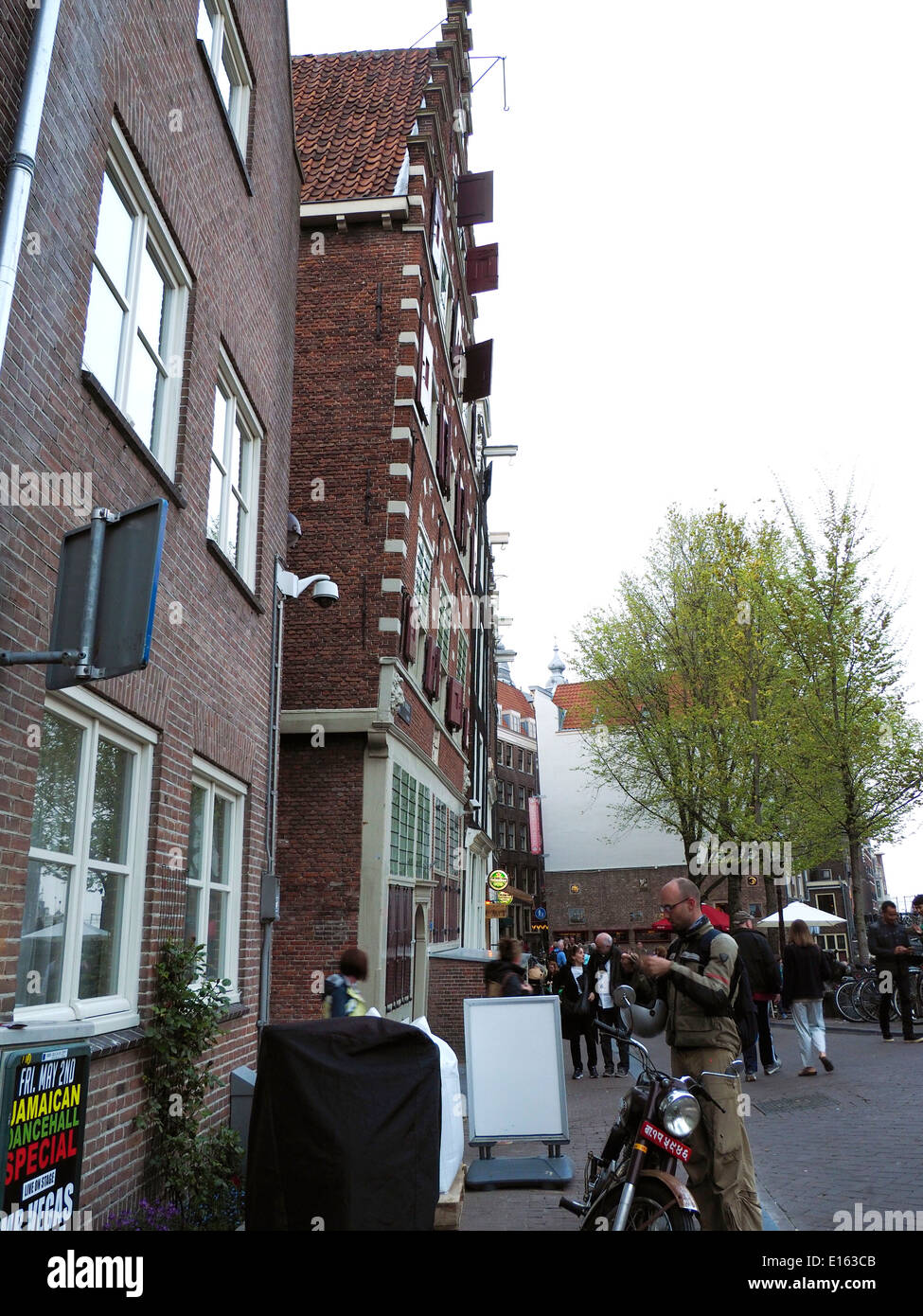 Gebäude, vornübergebeugt auf Amsterdamer Straße Stockfoto