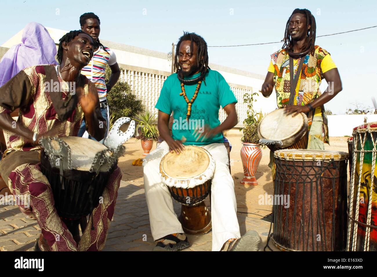 Dakar, Senegal. 23. Mai 2014. Afrikanische Trommler führen