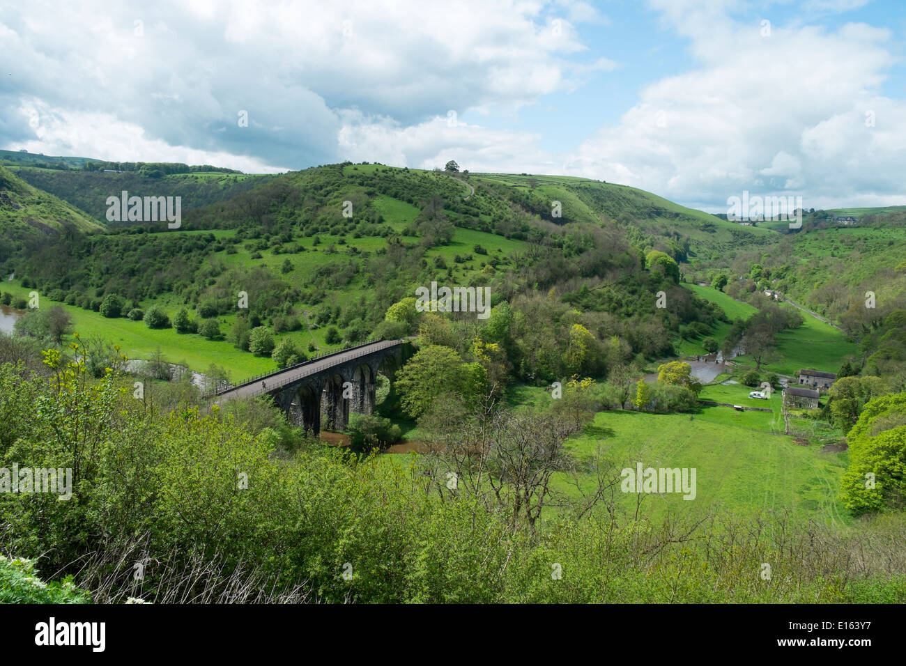 Blick auf das Monsal Tal und Viadukt, Peak District National Park, Derbyshire, England. Stockfoto