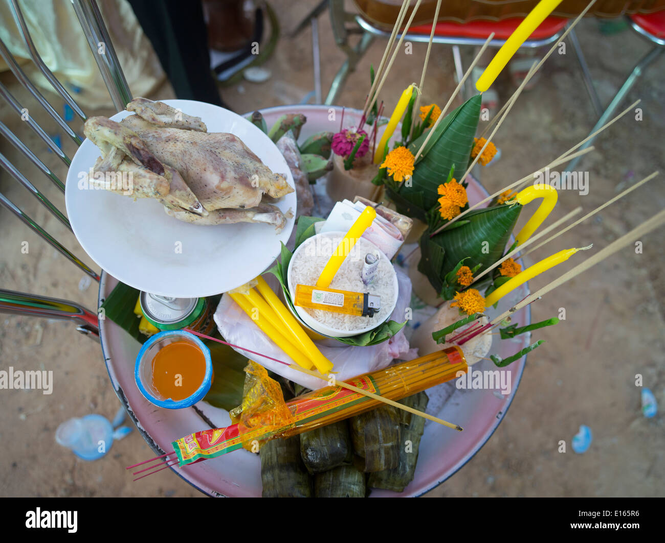 Buddhistische gaben an die Götter an der kambodschanischen Hochzeit von Suon Kosal (Bräutigam) und Pao Sara (Braut) Siem Reap, Kambodscha Stockfoto