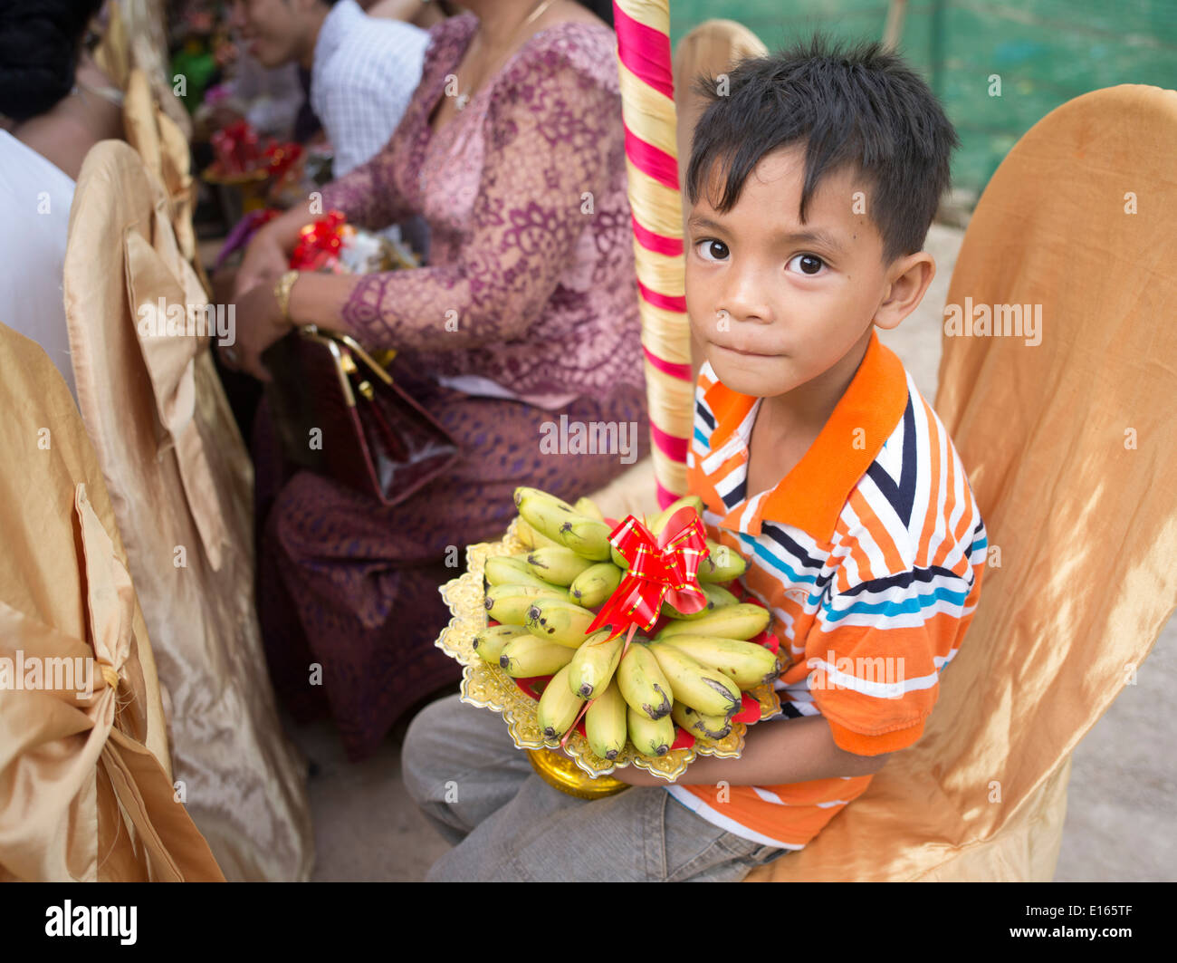 Junge mit Geschenk von Bananen im kambodschanischen Hochzeit von Suon Kosal (Bräutigam) und Pao Sara (Braut) Siem Reap, Kambodscha Stockfoto