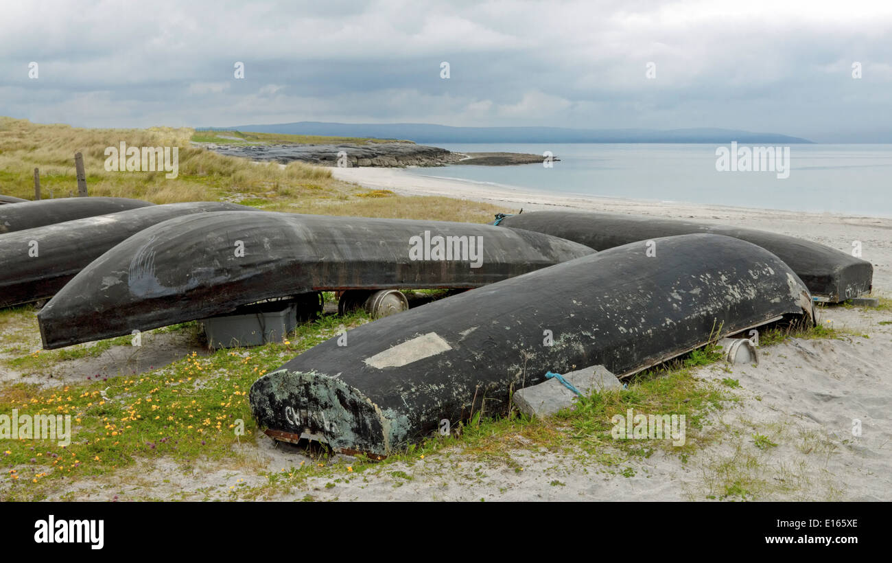 Currachs, traditionelle irische Angelboote/Fischerboote, umgedrehten auf Inisheer Strand, die kleinste der Aran-Inseln, Republik Irland liegen. Stockfoto