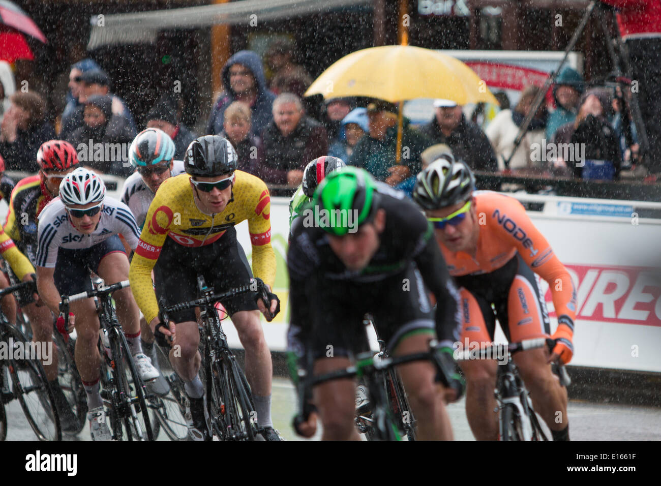 Aberystwyth, Wales, UK. 23. Mai 2014. Reiseleiter & Olympiasiegerin, Ed Clancy MBE verhandelt die enge Kurve auf die Veredelung direkt bei starkem Regen in der Pearl Izumi Tour Series-Phase 4 am Aber Cyclefest, Aberystywyth, UK Credit: Jon Freeman/Alamy Live News Stockfoto