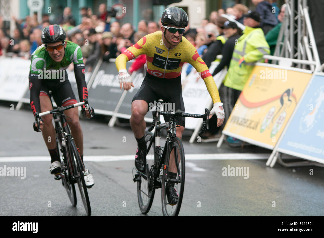 Aberystwyth, Wales, UK. 23. Mai 2014. Felix Englisch von Rapha Condor JLT-Team feiert seinen individuellen Sieg in der Pearl Izumi Tour Runde 4 in Aberystwyth vor NFTO Pro Cycling Jon Mould. Mit der Mannschaft, Olympiasiegerin, nutzte die Ed Clancy MBE & Graham Briggs Abschluss 3. & 8. bzw. Rapha Condor JLT Team 1. Platz in der Mannschaft. Bildnachweis: Jon Freeman/Alamy Live-Nachrichten Stockfoto