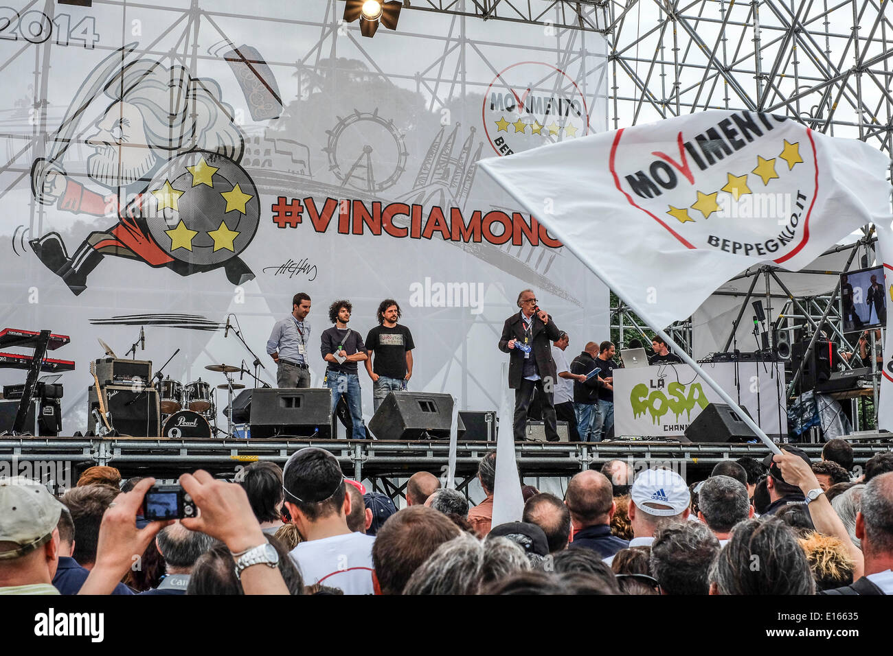 Rom, Italien, 23. Mai 2014. Sergio Di Cori Modigliani auf der Bühne für Masse-Abschlusstreffen des Movimento 5 Stelle in Piazza San Giovanni in Rom Credit: wirklich Easy Star/Alamy Live News Stockfoto