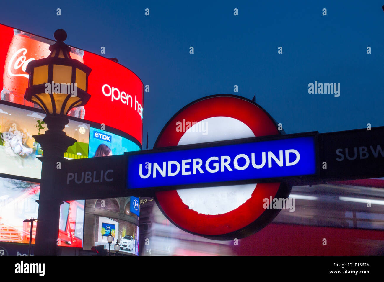 Piccadilly Circus London Tube Underground Zeichen und Neon Werbung Werbung Bildschirme an Bord London England UK Stockfoto