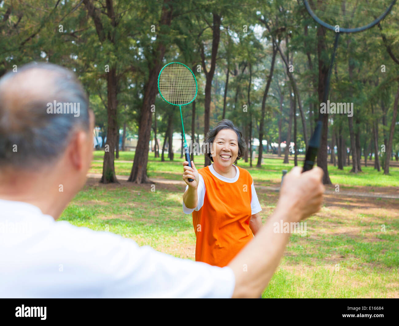 Älteres Paar oder mit Freunden Badminton im Park spielen Stockfoto