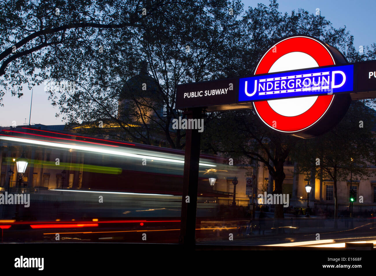 Trafalgar Square U-Bahn Station Schild mit Kuppel der National Gallery und dichten Verkehr auf der Straße hinter London England UK Stockfoto