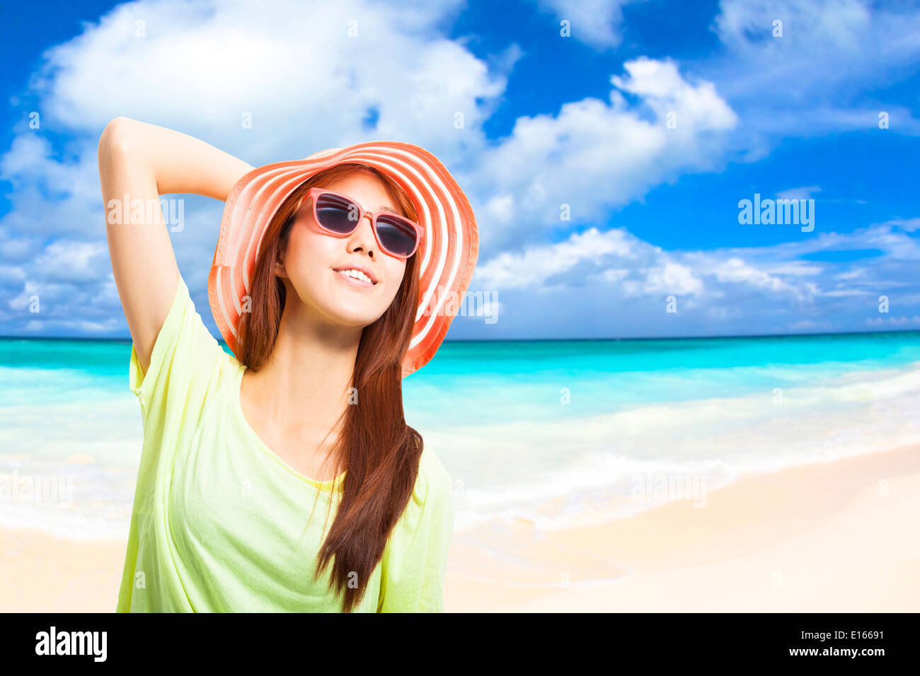 modebewusste junge Frau haben einen Urlaub am Strand Stockfoto