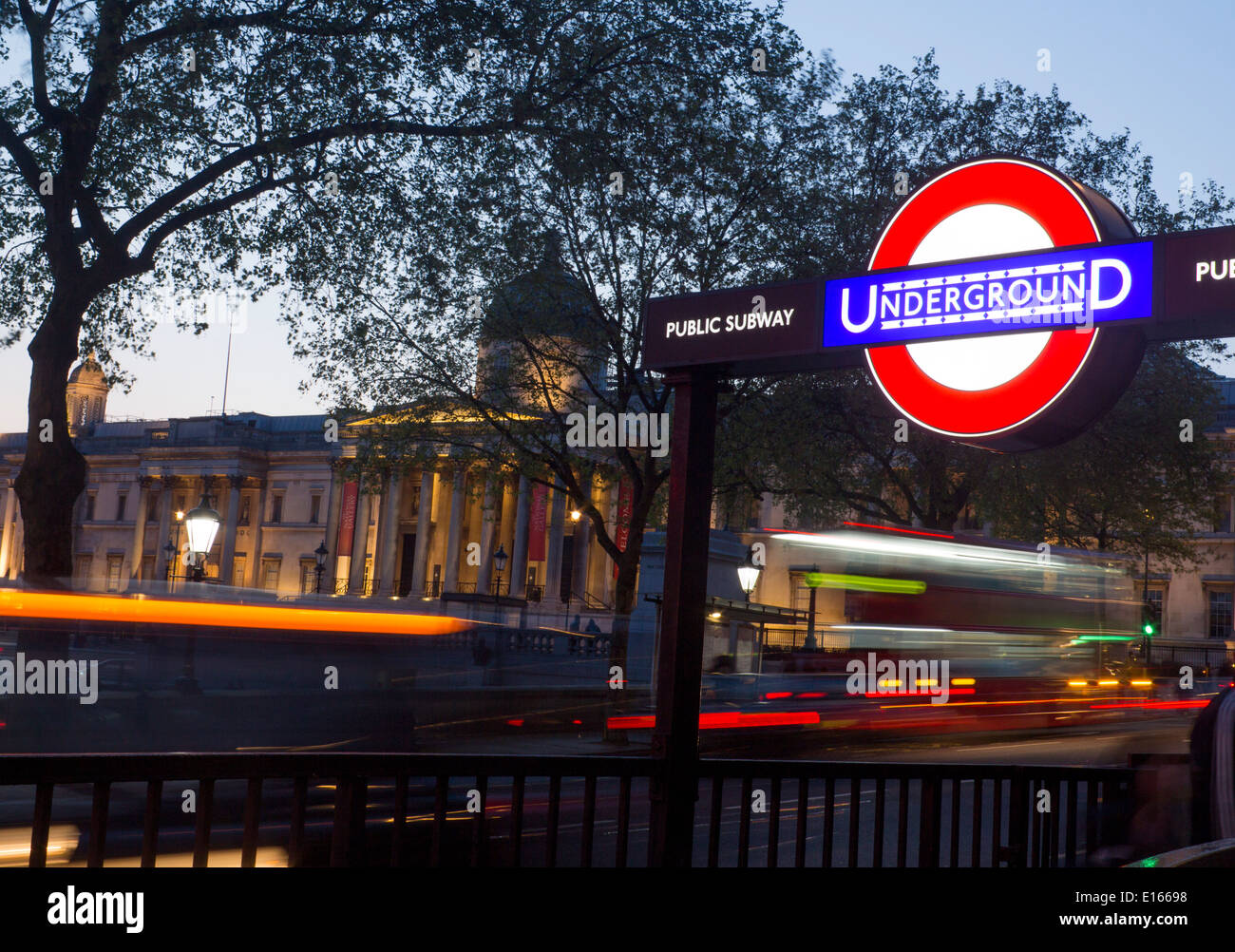Trafalgar Square U-Bahn Station Schild mit Kuppel der National Gallery und dichten Verkehr auf der Straße hinter London England UK Stockfoto