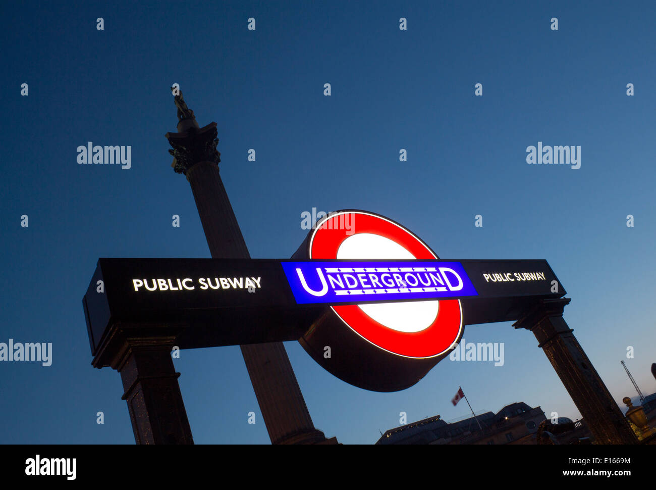 Trafalgar Square Tube u-Bahn u-Bahnstation Zeichen Rondell Mit Nelsonsäule über London England UK Stockfoto