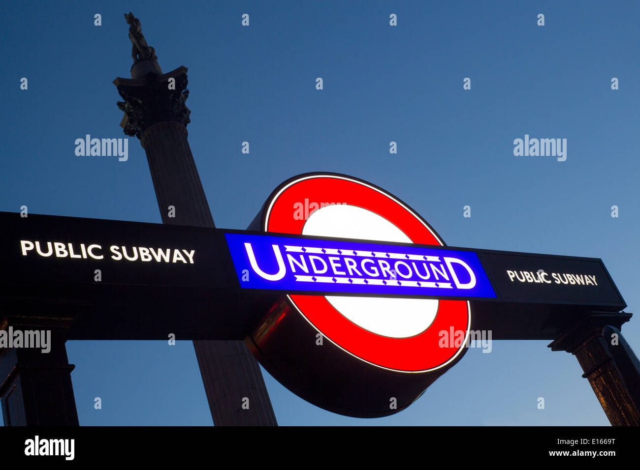 Trafalgar Square Tube u-Bahn u-Bahnstation Zeichen Rondell Mit Nelsonsäule über London England UK Stockfoto