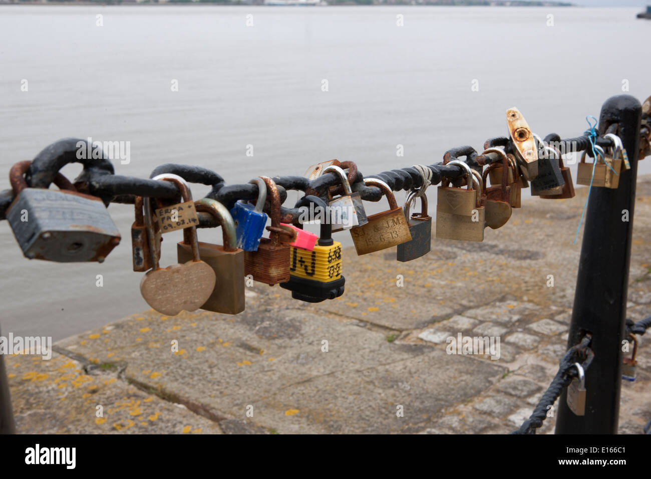 Tausende von Vorhängeschlössern am Geländer neben den Fluss Mersey in Liverpool neben das Albert Dock, links von den Liebhabern, Stockfoto