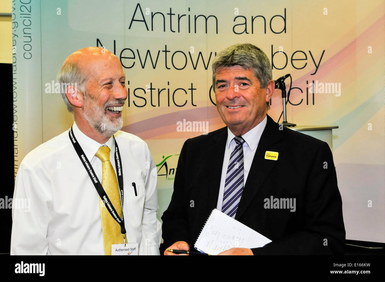 Newtownabbey, Nordirland. 23. Mai 2014 - David Ford und Billy Webb (Alliance Party) bei den Kommunalwahlen in Nordirland Credit: Stephen Barnes/Alamy Live-Nachrichten Stockfoto