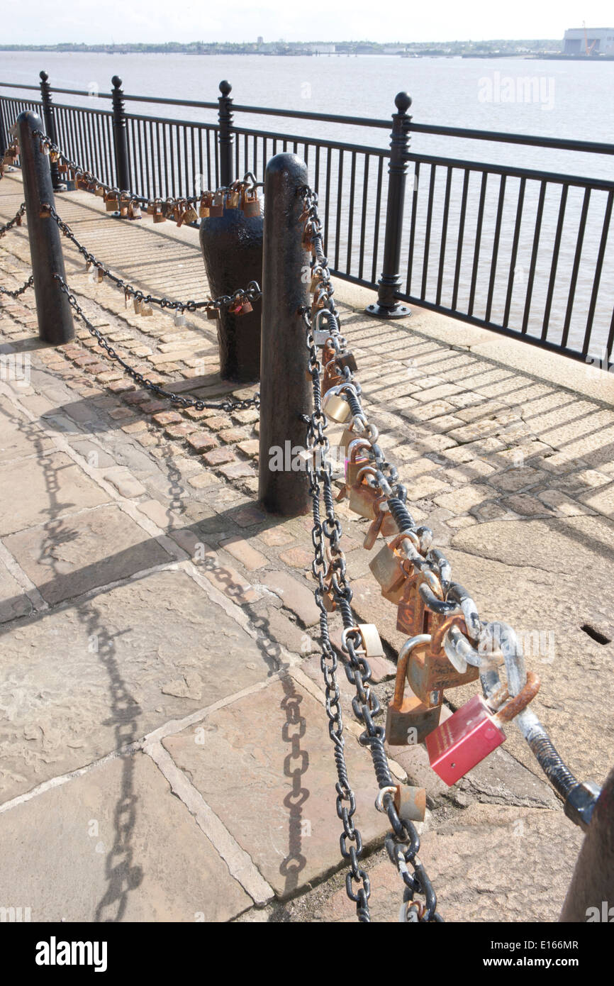 Einige von den Tausenden von Vorhängeschlössern am Geländer neben den Fluss Mersey in Liverpool neben das Albert Dock, links von den Liebhabern. Stockfoto