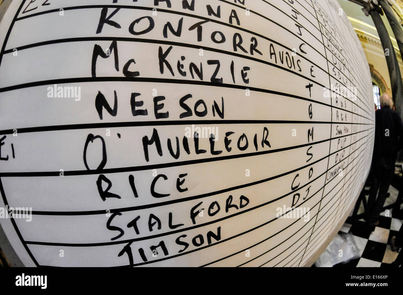 Belfast, Nordirland. 23. Mai 2014 - Lord Bürgermeister von Belfast, Máirtín Ó Muilleoir wird zurückgegeben, Rat auf der ersten Zählung Credit: Stephen Barnes/Alamy Live News Stockfoto