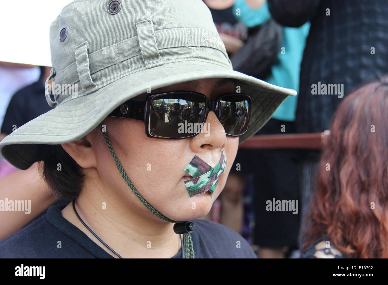 Bangkok, Thailand. 24. Mai 2014. Ein Demonstrant besucht einen Anti-Putsch-Protest in Bangkok, Thailand, 24. Mai 2014. Das thailändische Militär am Donnerstag inszenierte einen Staatsstreich um eine gewählte Regierung und Parlament zu stürzen und Abschaffung der Verfassung nach Monaten eines ungelösten politischen Konflikts. Bildnachweis: Li Yinze/Xinhua/Alamy Live-Nachrichten Stockfoto