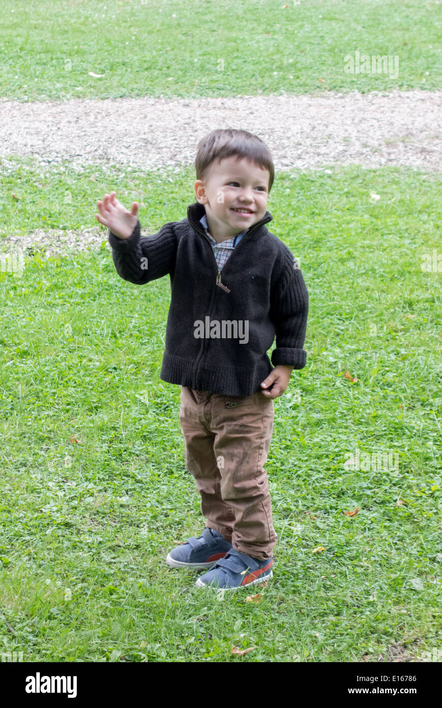 Junge spielt in einem Garten Stockfoto