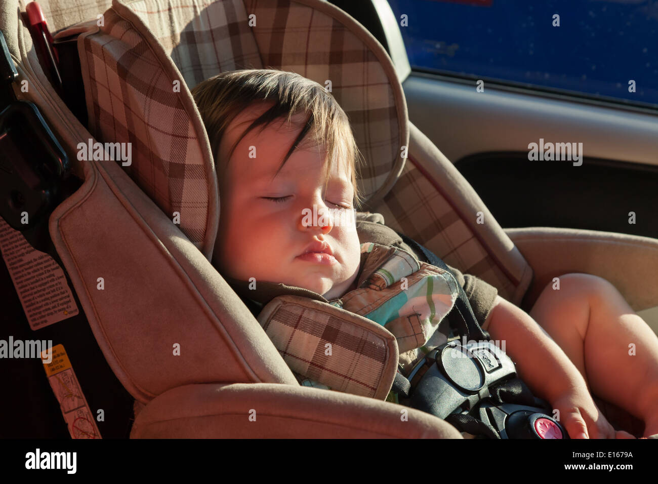 Nahaufnahme eines jungen in einem Auto schlafen Stockfoto