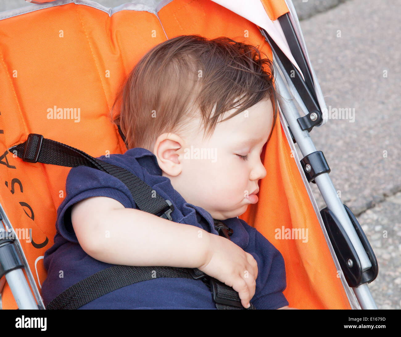 Nahaufnahme eines Jungen schlafen in einem Kinderwagen Stockfoto
