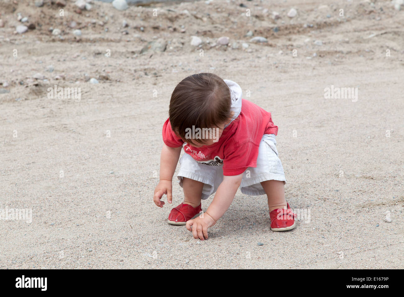 Nahaufnahme eines jungen spielen in der Straße Stockfoto